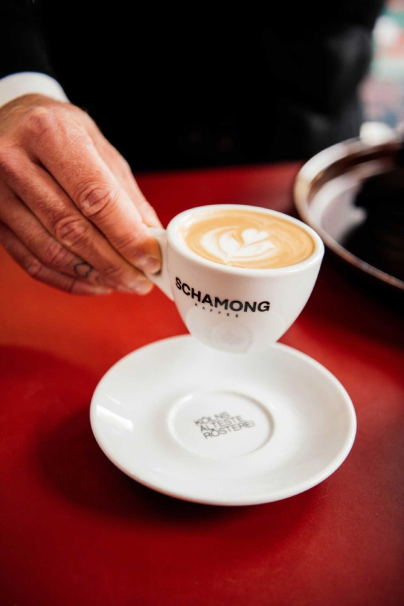 In dieser Bilderserie ist das elegante und moderne Rebranding von SCHAMONG, Kölns ältester Kaffeerösterei, zu sehen. Entworfen von NOCHNE.gmbh, vereint das neue Branding traditionelle Qualität mit zeitgenössischem Design, was sich in der klaren Typografie und im schlichten Packaging widerspiegelt. Dieser frische, puristische Auftritt transportiert die Marke in die Moderne und spricht eine neue Generation von Kaffeeliebhabern an, ohne die reiche Geschichte des Unternehmens zu vergessen. Das Rebranding umfasst in diesem Fall: Logo-Wortmarke, Packaging, Farb & Bildwelt, Produktkategorisierung, Naming, Website & Online-Shop, Social Media, Kommunikationsmedien, Carbranding & vieles mehr.