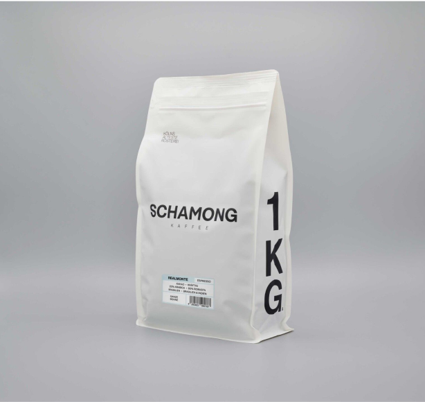 In dieser Bilderserie ist das elegante und moderne Rebranding von SCHAMONG, Kölns ältester Kaffeerösterei, zu sehen. Entworfen von NOCHNE.gmbh, vereint das neue Branding traditionelle Qualität mit zeitgenössischem Design, was sich in der klaren Typografie und im schlichten Packaging widerspiegelt. Dieser frische, puristische Auftritt transportiert die Marke in die Moderne und spricht eine neue Generation von Kaffeeliebhabern an, ohne die reiche Geschichte des Unternehmens zu vergessen. Das Rebranding umfasst in diesem Fall: Logo-Wortmarke, Packaging, Farb & Bildwelt, Produktkategorisierung, Naming, Website & Online-Shop, Social Media, Kommunikationsmedien, Carbranding & vieles mehr.